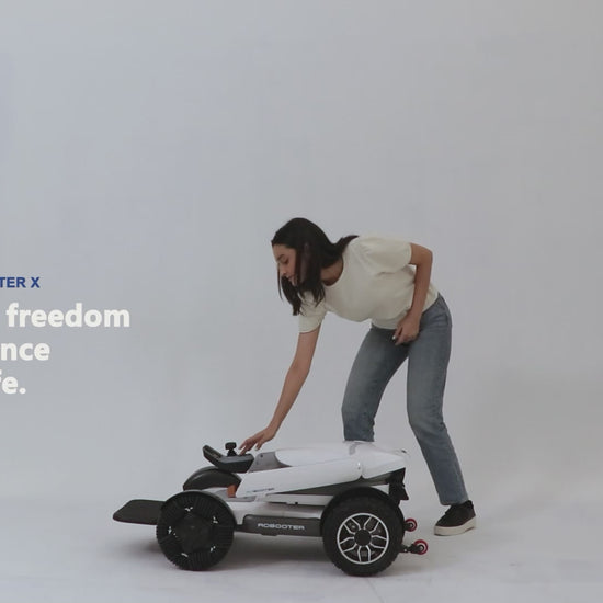 The Robooter X40 Automatically folds and unfolds in three (3) seconds. This video demonstrates how easily this all-terrain smart power chair can quickly fold or unfold at the touch of a button.